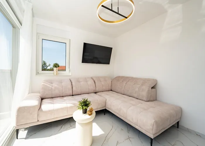 Two-bedroom Dominik 公寓 曼德雷